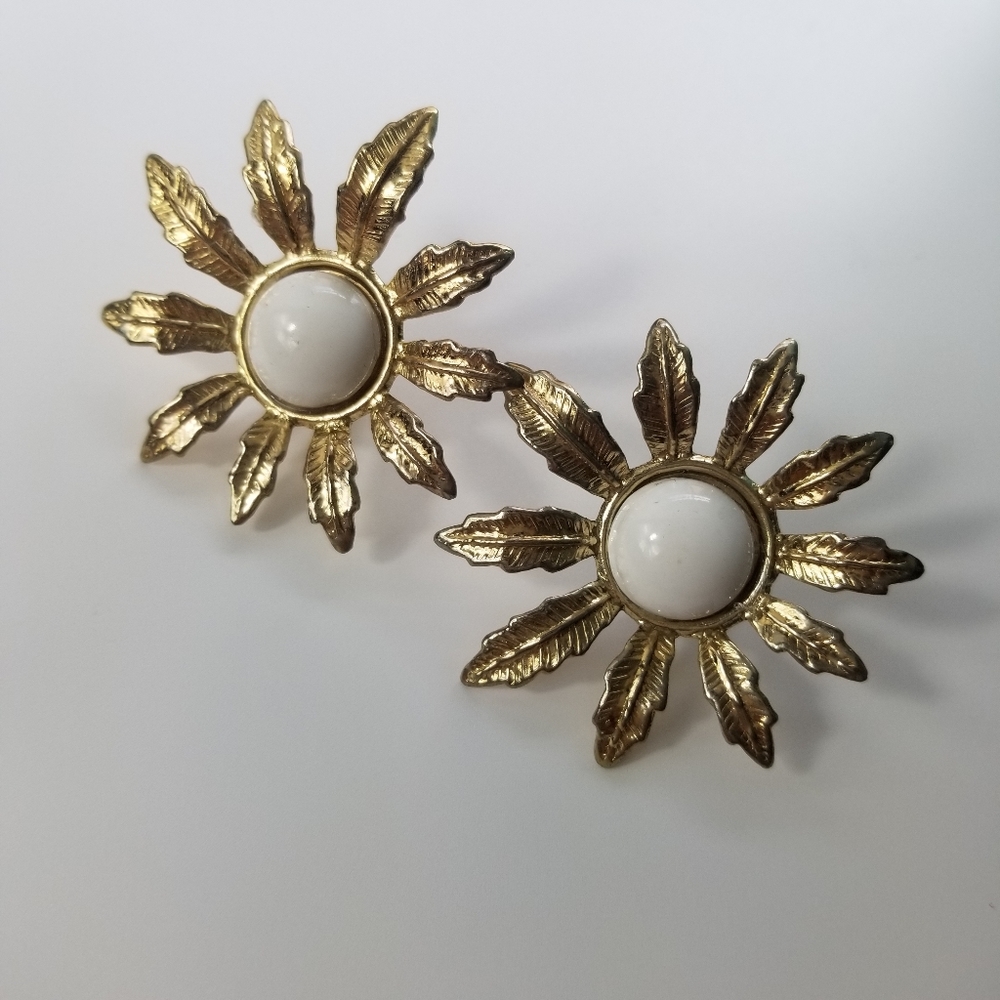 3/$20 White and gold starburst Earrings